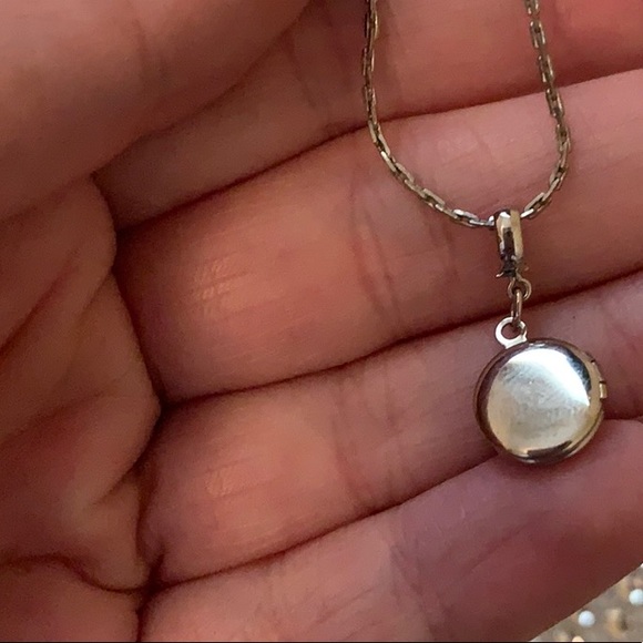 SERIOUS COLLECTORS ONLY! World’s Tiniest Locket - SUPER RARE FIND Silver Chain - Picture 5 of 17